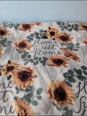 NWT Hand Crafted Sunflower Double Sided Fleece Blanket